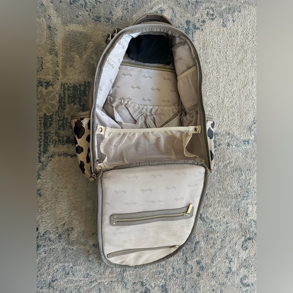 Itzy Ritzy Boss Plus Leopard diaper bag Backpack - Picture 4 of 5